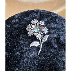 vintage silver tone daisy blue rhinestone insets floral brooch